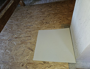 Zateplení stropu rodinného domu pomocí foukané izolace